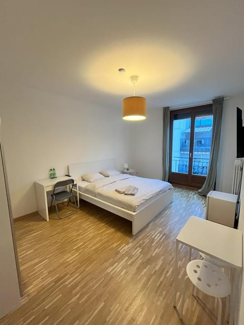 Bed, TV and multimedia, Photo of the whole room, Bedroom, oven, towels