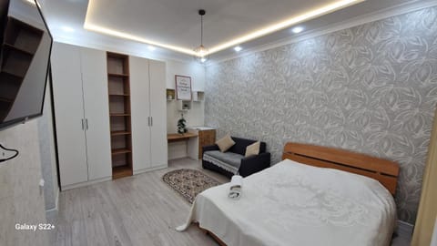 Bed, TV and multimedia, Photo of the whole room, Seating area, Bedroom, towels, wardrobe