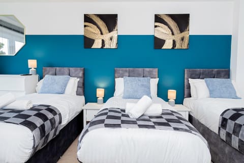 Wow BooK ME 9 beds 25 Baths CONTRACTORS,FAMILY! House in Reading