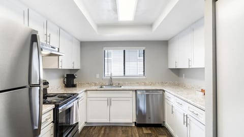 Landing Modern Apartment with Amazing Amenities (ID9454X04) Apartment in Cascade-Fairwood