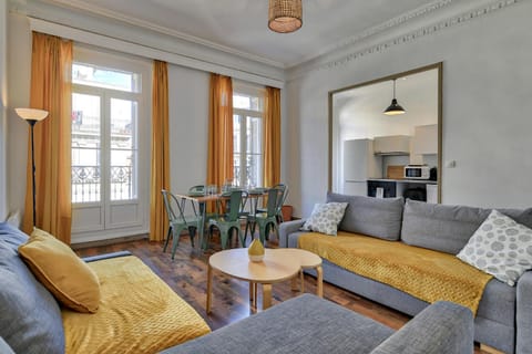 Kitchen or kitchenette, Living room, Seating area