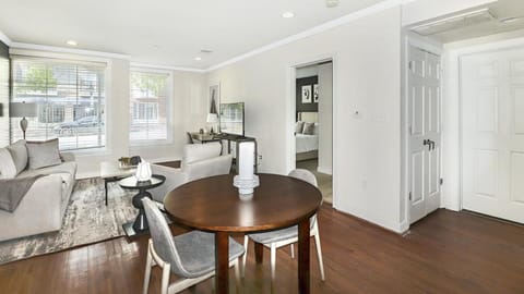 Landing Modern Apartment with Amazing Amenities (ID1176X943) Apartment in Portsmouth