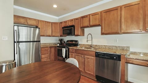 Landing Modern Apartment with Amazing Amenities (ID1176X943) Apartment in Portsmouth