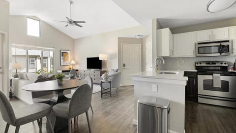 Landing Modern Apartment with Amazing Amenities (ID9835X53) Apartment in Tanasbourne