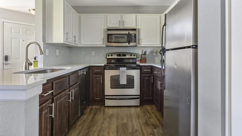 Landing Modern Apartment with Amazing Amenities (ID9835X53) Apartment in Tanasbourne