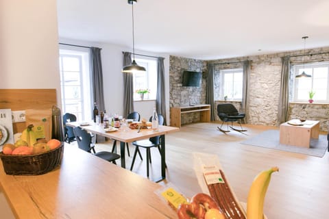 Living room, Food and drinks, Seating area, Dining area