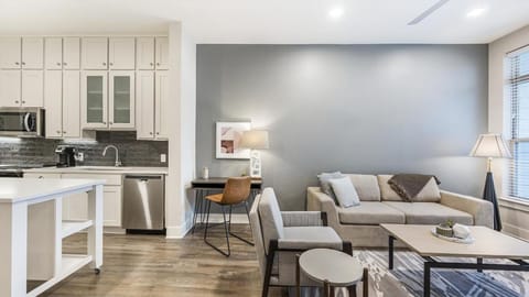 Landing Modern Apartment with Amazing Amenities (ID7741X92) Apartment in Brentwood