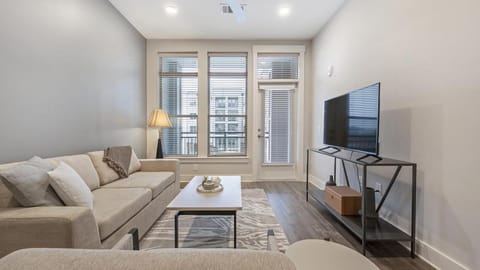 Landing Modern Apartment with Amazing Amenities (ID7741X92) Apartment in Brentwood