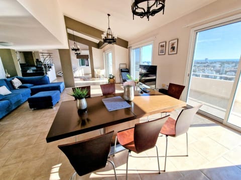 Communal lounge/ TV room, TV and multimedia, View (from property/room), Balcony/Terrace, Living room, Seating area, Dining area, Evening entertainment, City view
