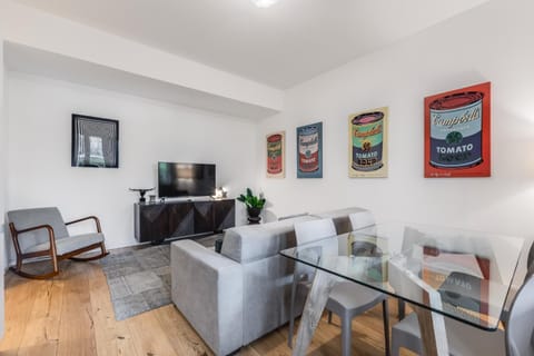 Communal lounge/ TV room, TV and multimedia, Living room, Seating area, Dining area, Evening entertainment
