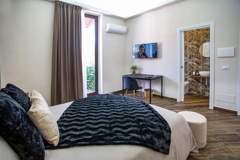 Bed, TV and multimedia, Photo of the whole room, Bedroom, hair dresser, air conditioner