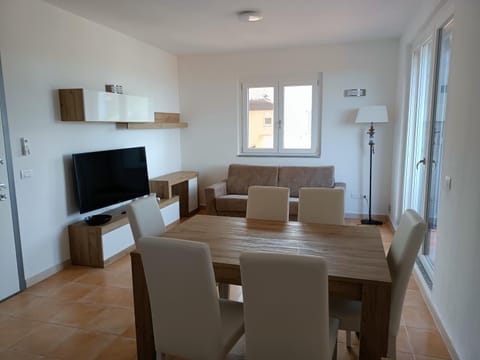 TV and multimedia, Living room, Seating area, Dining area