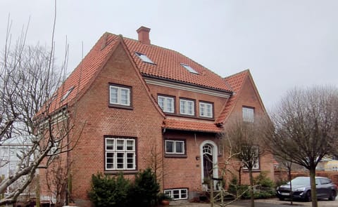 Property building, Location