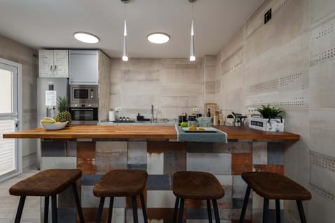 Kitchen or kitchenette, Dining area, minibar