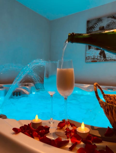 Hot Tub, Food and drinks, Drinks, Alcoholic drinks