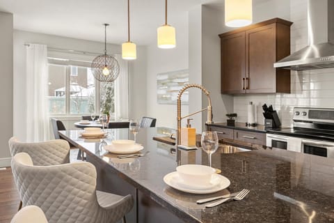 Coffee/tea facilities, Kitchen or kitchenette, Living room, Seating area, Dining area, dishwasher, minibar, stove