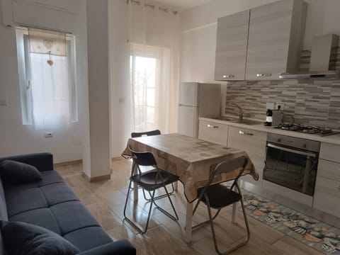 Kitchen or kitchenette, Living room, Seating area, Dining area, minibar, pet friendly, stove