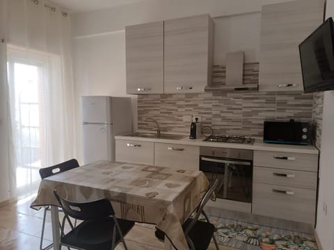 TV and multimedia, Kitchen or kitchenette, Dining area, minibar, oven, pet friendly, stove