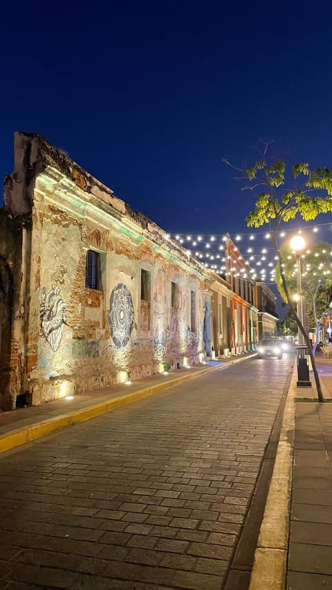 Restaurant/places to eat, Night, Neighbourhood