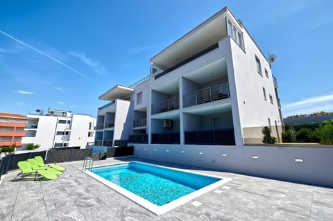 Penthouse z basenem i widokiem na morze Apartment in Okrug Gornji