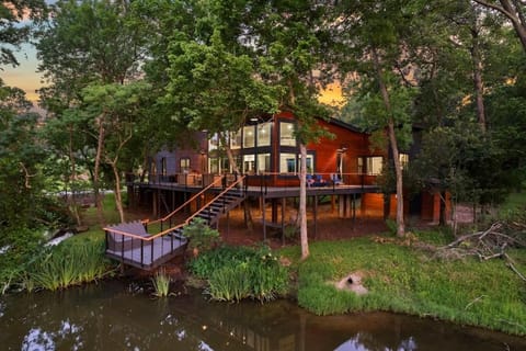 LUX Treehouse on Private Lake next to Lake Conroe with Game room, Paddleboards, Lake Views, and more! House in Lake Conroe