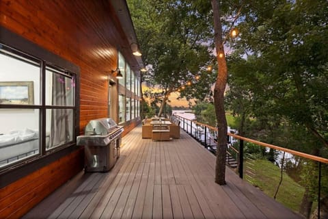 LUX Treehouse on Private Lake next to Lake Conroe with Game room, Paddleboards, Lake Views, and more! House in Lake Conroe