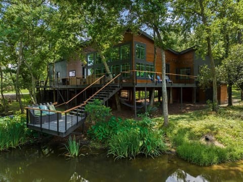 LUX Treehouse on Private Lake next to Lake Conroe with Game room, Paddleboards, Lake Views, and more! House in Lake Conroe