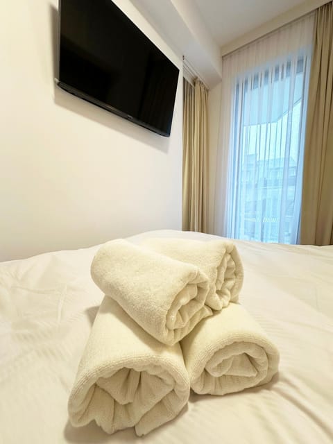 Bed, TV and multimedia, Photo of the whole room, Bedroom, towels