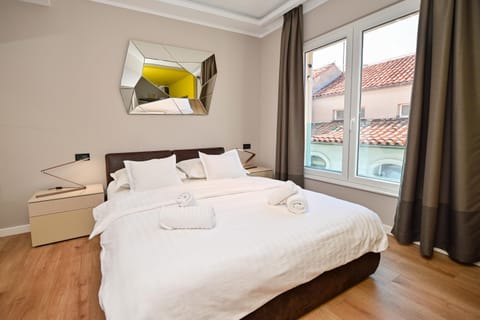 Bed, towels