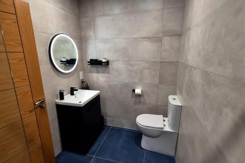 Modern country charm apartment. Apartment in Longford