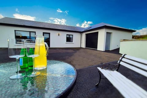 Modern country charm apartment. Apartment in Longford