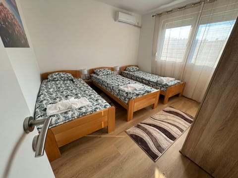 Bed, Photo of the whole room, Bedroom, air conditioner