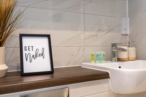 Rest&Recharge at Brookdale House (5 Bedrooms, 15mins to City Centre, Free Parking) House in Manchester