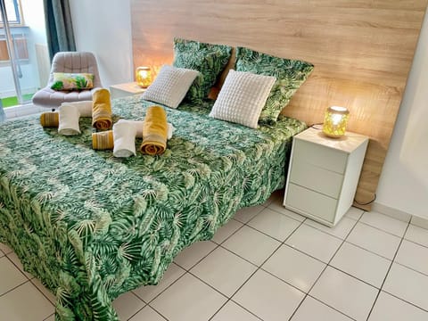 Bed, Photo of the whole room, towels