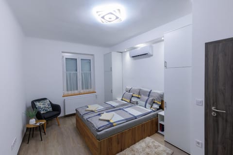 Bed, Photo of the whole room, Bedroom, wardrobe, air conditioner