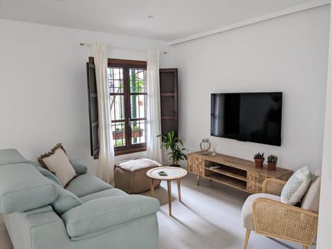 Communal lounge/ TV room, TV and multimedia, Living room, Seating area, Evening entertainment