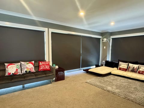 Summer Holiday 4 bedrooms house in Hamilton with pool and spa House in Hamilton