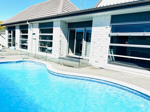 Summer Holiday 4 bedrooms house in Hamilton with pool and spa House in Hamilton