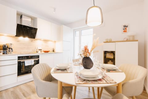 Kitchen or kitchenette, Seating area, Dining area, minibar, pet friendly, stove