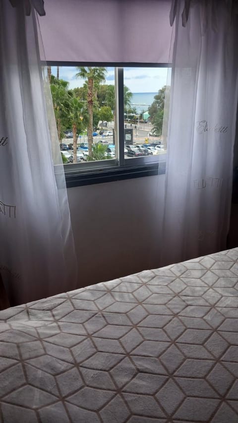 Bed, Bedroom, Parking