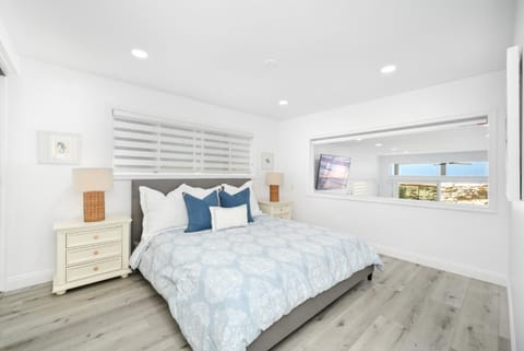 Brand new Lower unit on the Beach with Patio and Firepit House in Newport Beach