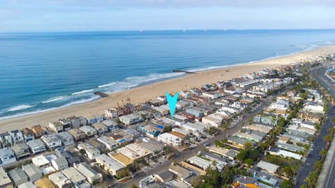 5 Bedroom Home with Pool Table steps to the Beach House in Newport Beach