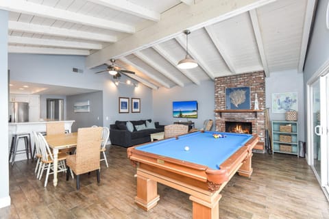 5 Bedroom Home with Pool Table steps to the Beach House in Newport Beach