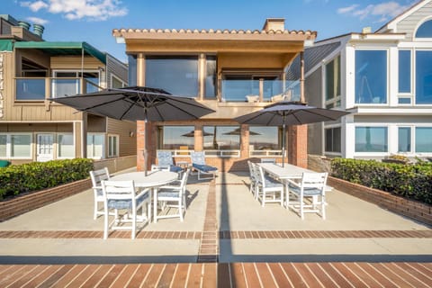 2 Bed Oceanfront with patio on the Sand in Quiet West Newport House in Costa Mesa