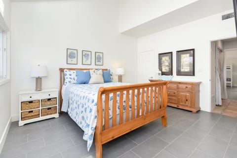 2 Story Oceanfront Patio and Ocean Views on 59th St House in Newport Beach