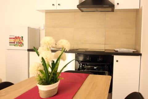 Kitchen or kitchenette, Dining area, pet friendly, stove