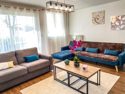 Communal lounge/ TV room, Living room, Seating area