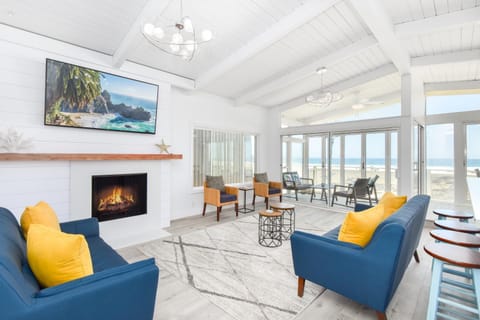 Brand New 3 Bedroom Upper-Level Oceanfront Home House in Newport Beach