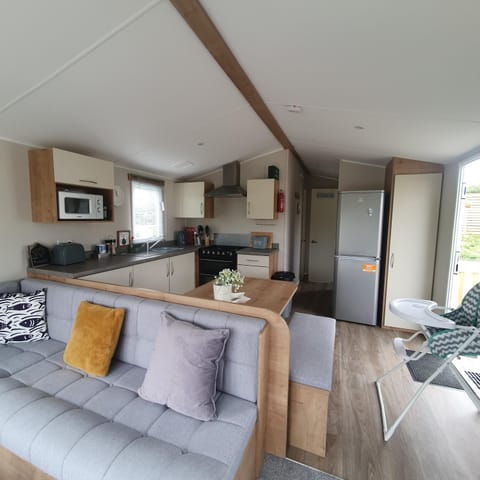 Kitchen or kitchenette, Seating area, Dining area, minibar, pet friendly, stove