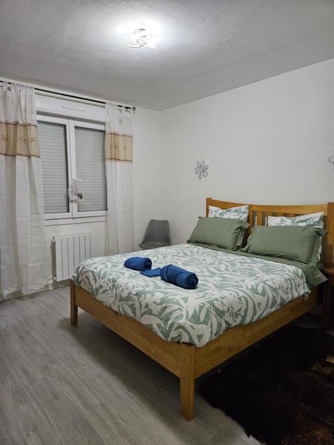 Bed, Bedroom, towels